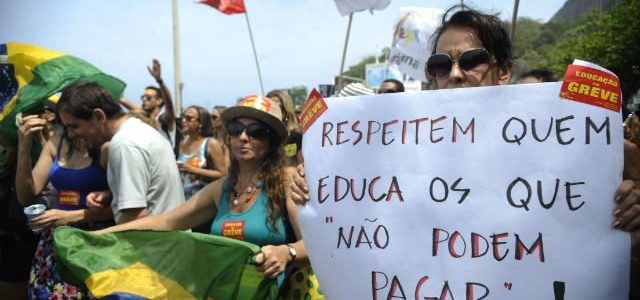 A perda de direitos trabalhistas deve aflorar um cenário já desfavorável aos professores; alguns estados mantêm 60% de seus docentes como temporários.