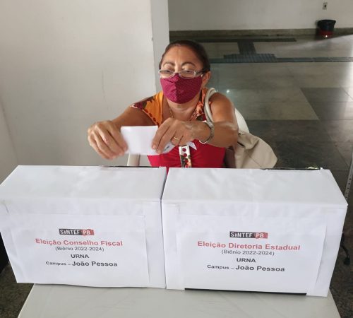 Servidora Genilda votando