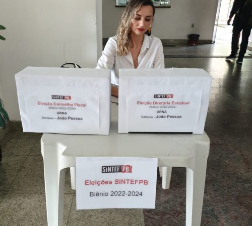 Servidora e Presidente da ComissÃ£o Eleitoral, Zuila Couto, votando