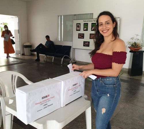 Servidora Talita votando